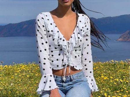 Blouse d'été pois blancs et noirs à volants style bohème ☀️
