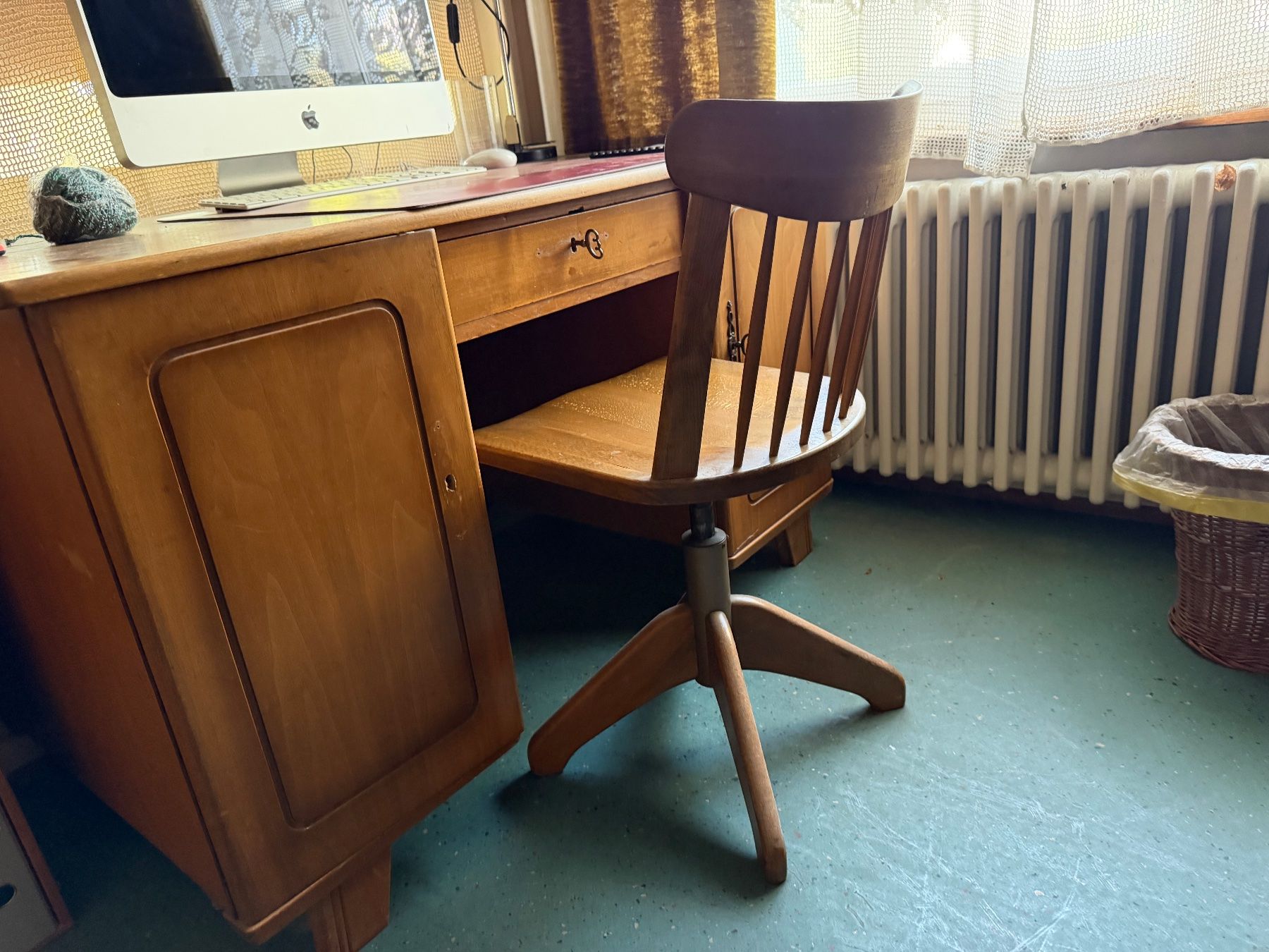 Schreibtische: Pult mit Bürostuhl – Gebraucht aus Aesch BL von Hirschhorn 2