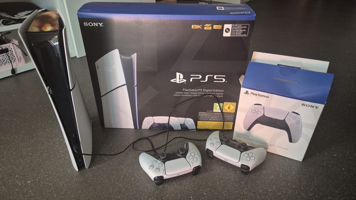 Sony Console: PS5 digital with 2 controllers, excellent condition – Usato da Zürich venduto da mkh_nvg6 1