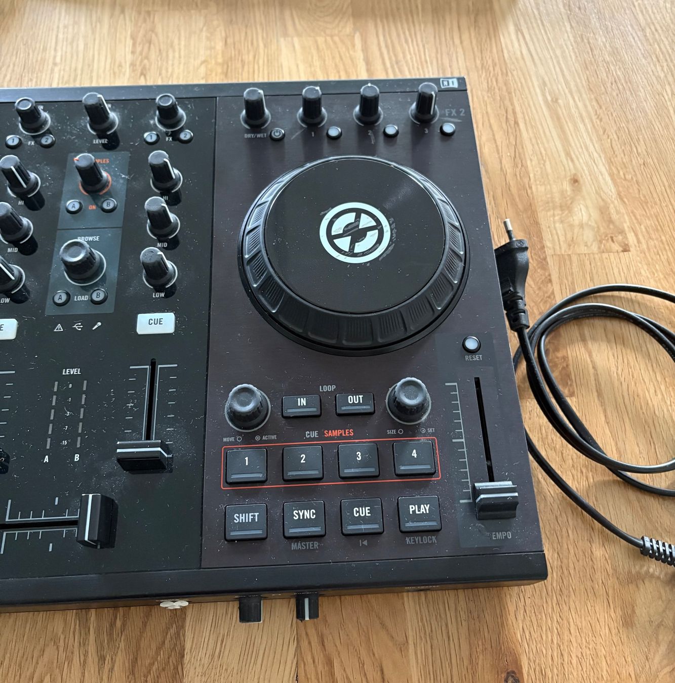 Traktor Mischpulte: Traktor Kontrol S2 MK2 DJ Controller - Top Zustand! – Gebraucht aus Münsingen von Hunters65 2