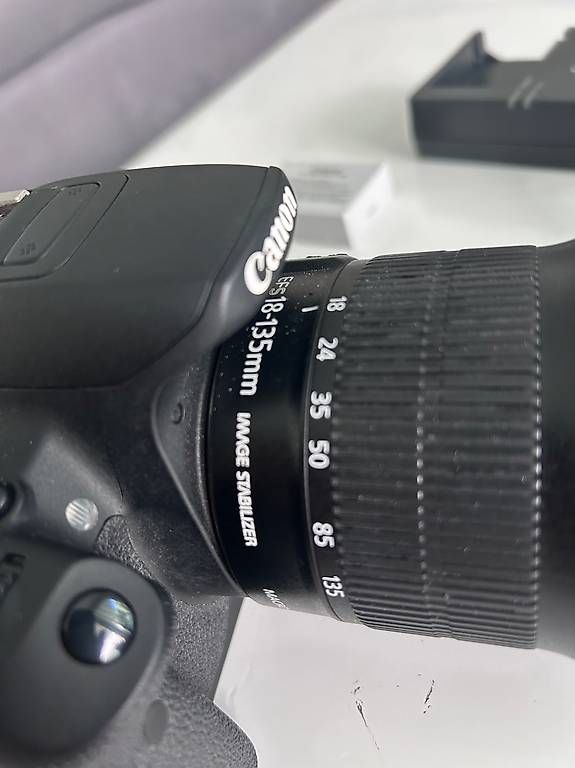 Canon Fotocamera: Kit Canon EOS 700D + Objectif 18-135mm IS + Sacoche – Usato da Fully venduto da submedia 2