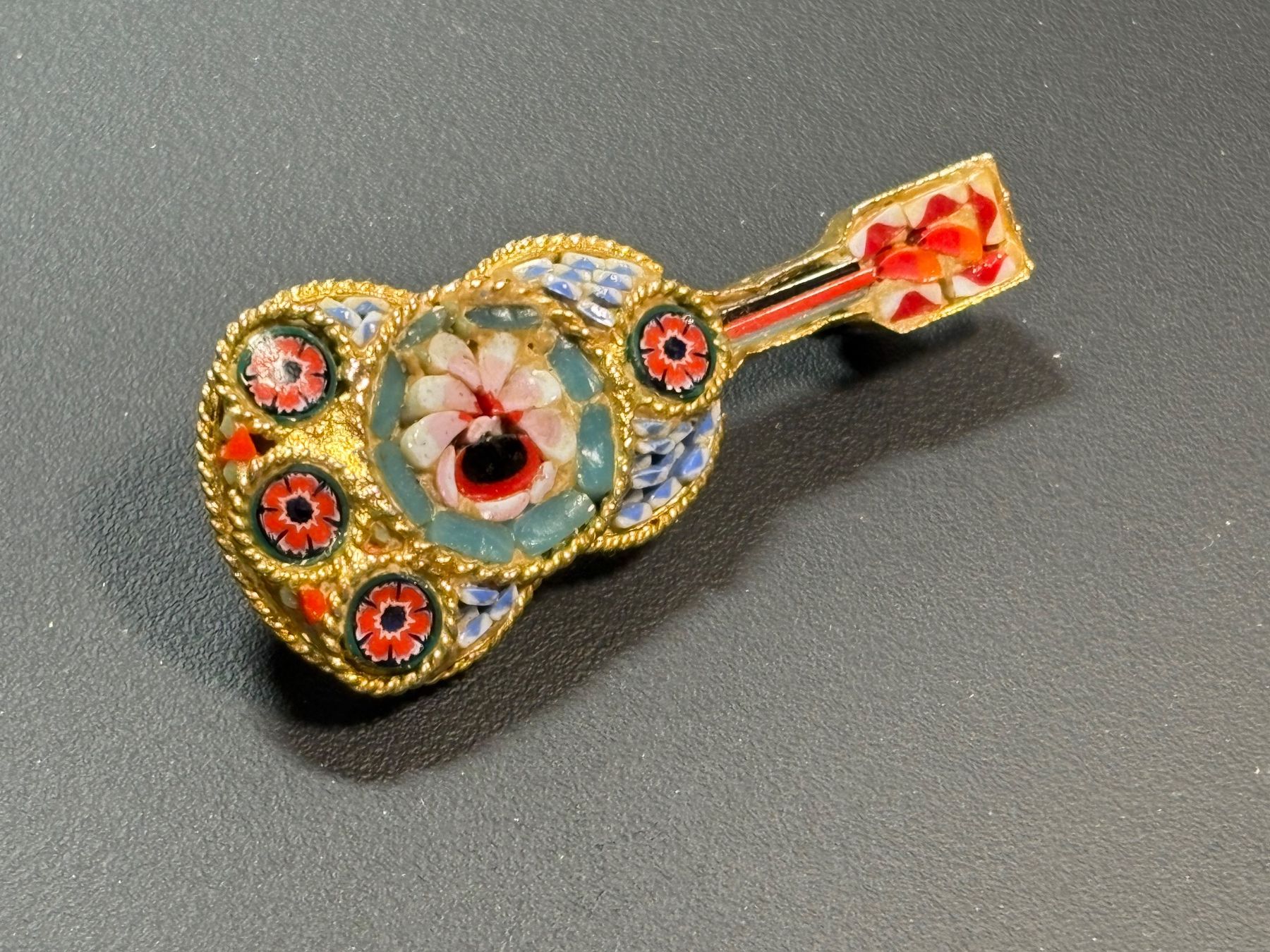 Aigner Spille & Fermagli: Spezielle Brosche mit Farbsteinen – Usato da St. Peterzell venduto da verena40