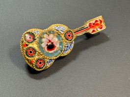 Spezielle Brosche mit Farbsteinen