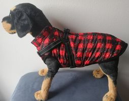 Winter Hundemantel rot-schwarz mit Sternen 26cm mit Geschirr