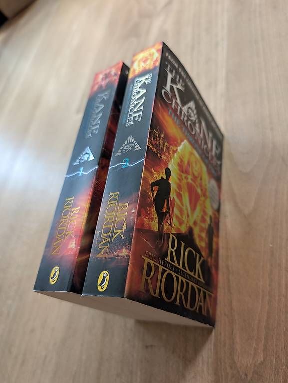 Libri: Kane Chronicles 1-2 in Englisch – Nuovo (secondo la descrizione) da Pfaffnau venduto da reapcx 1