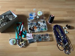Schmuck und Perlen verschiedenster Art