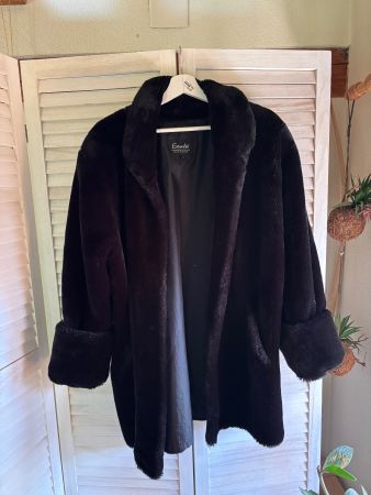 Essentiel Kunstpelz Mantel schwarz Grösse 40