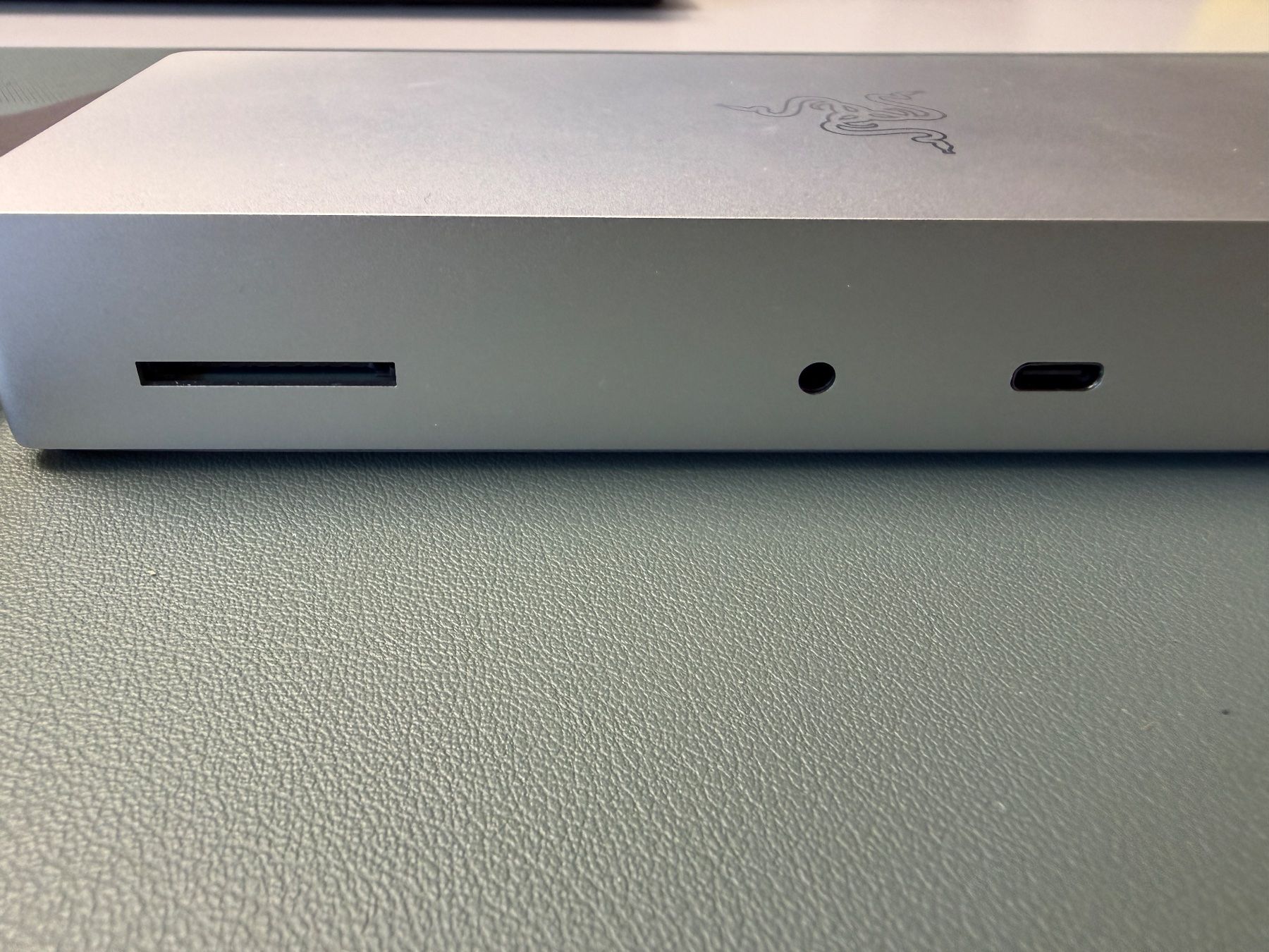 Razer Docking station: Razer Thunderbolt 4 Dock Mercury Edition - Aluminium - 10 – Usato da Grabs venduto da apple.genius.me 3