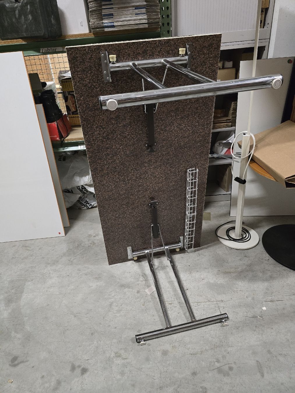 Tische: Tischplatte mit Metallgestell chrom  klappe bar – Gebraucht aus Safenwil von Leo.87. 3
