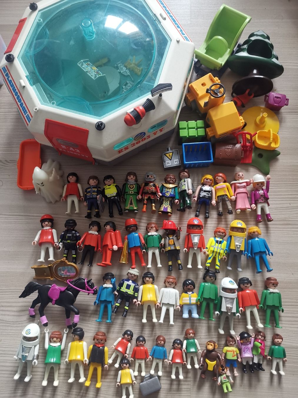 Playmobil Giocattoli: Playmobil Raumstation, Figuren usw. – Usato da Effretikon venduto da Superkarin7