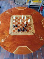 Table ronde à 2 plateaux motif jeux d'échecs