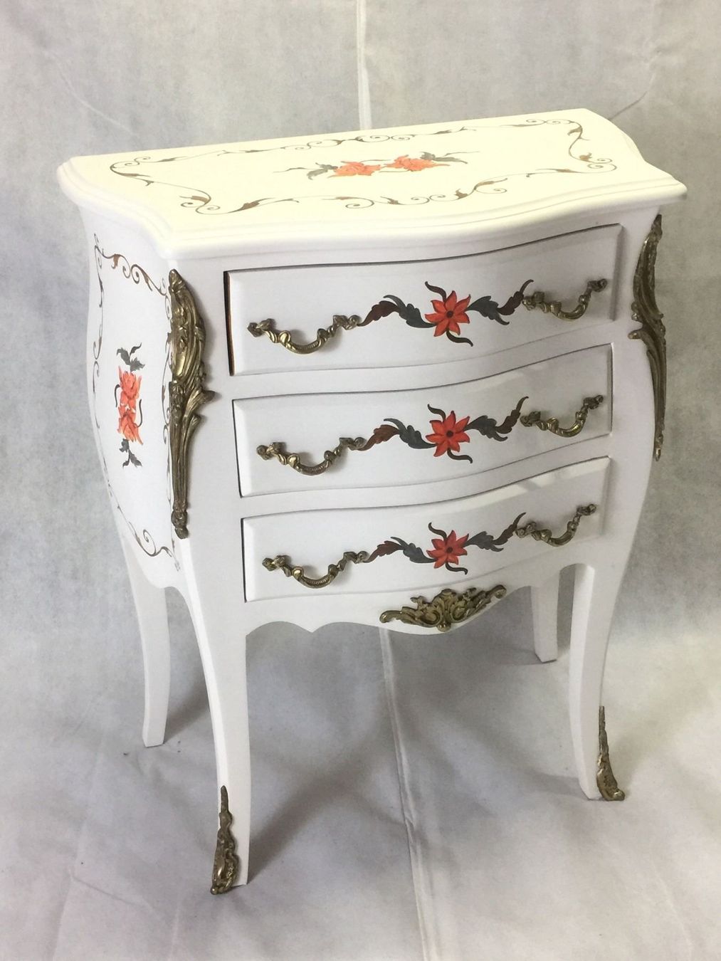 Cassettiere: Commode de style Louis XV,motif fleuri. – Usato da geneve venduto da louisart
