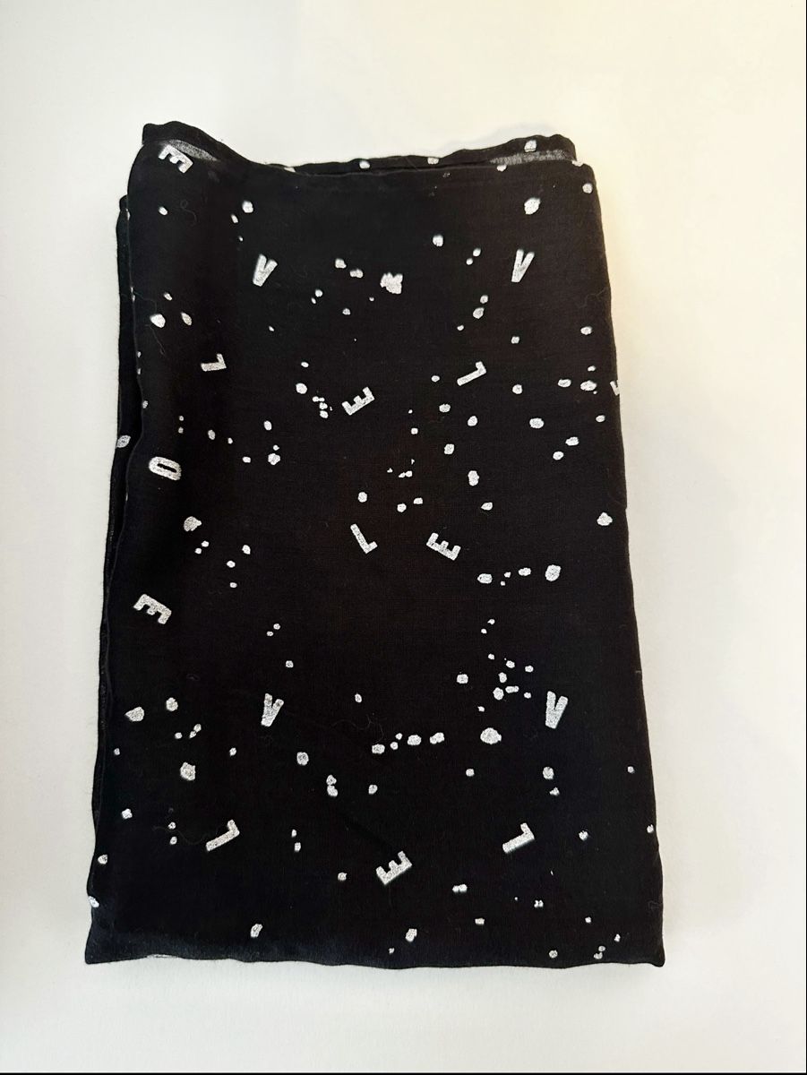 Foulard & Sciarpe: Schwarzer Loopschal mit "Love"-Muster - Accessoire – Nuovo (secondo la descrizione) da Eglisau venduto da Brewster1 1