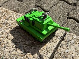 Spielzeugpanzer grün, neu