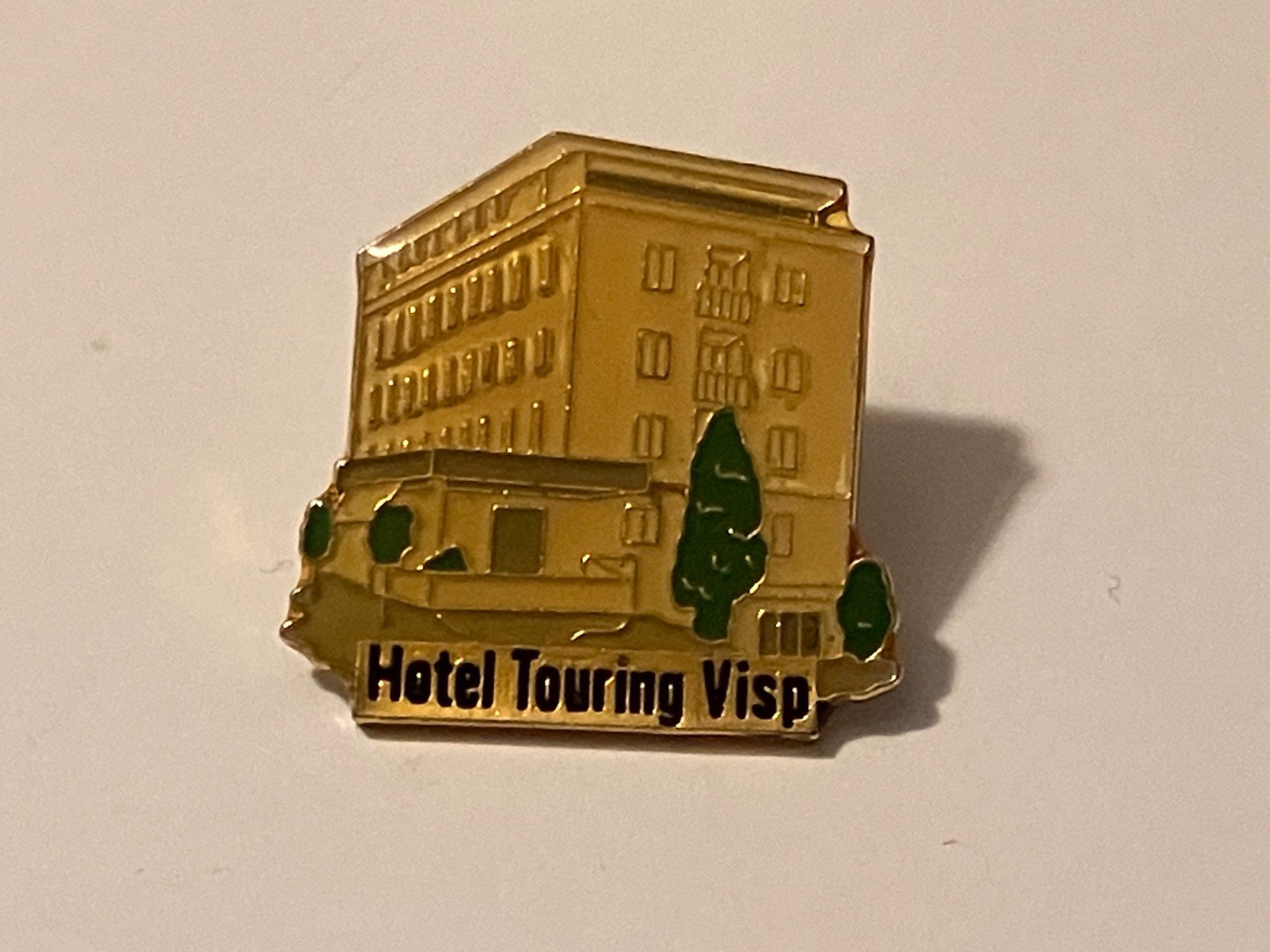 Plaketten & Abzeichen: 1 Pin Hotel Touring Visp – Gebraucht aus Basel von djwwpp