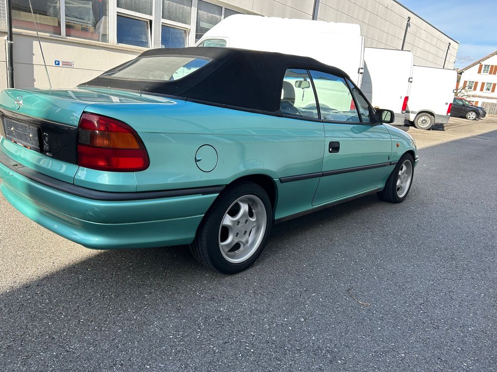 Miniature Voiture 1/24 Opel Astra F Cabrio Bertone 1995 – Ixo Pour Hachette – Métal – Socle Et Blister – Collection – Dès 14 Ans