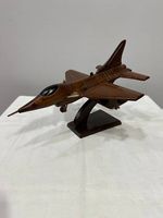 Handgeschnitztes Holzmodell Kampfjet auf Sockel