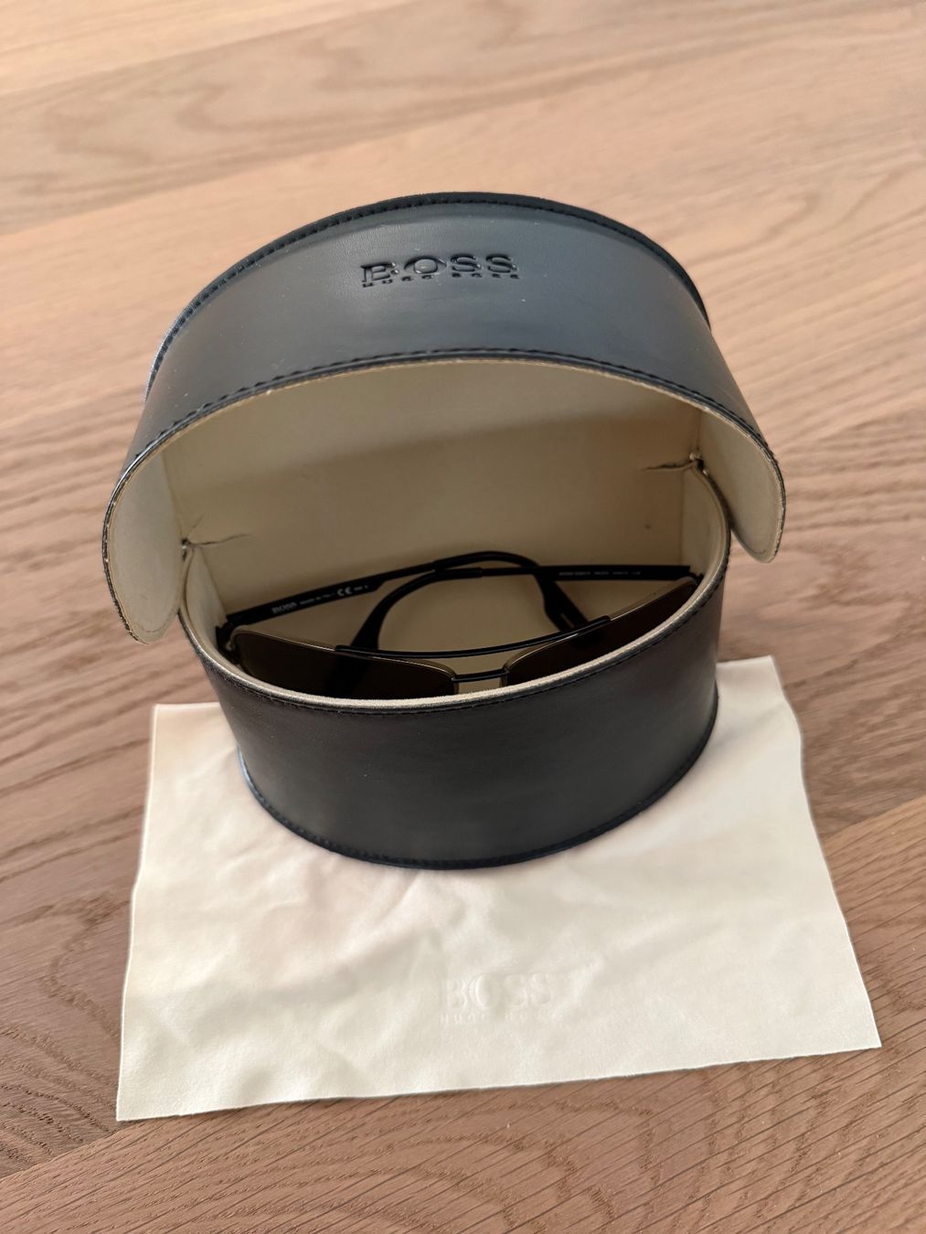 Hugo Boss Lunettes & Verres: Hugo Boss Sonnenbrille – D'occasion à Kloten par canela9 4