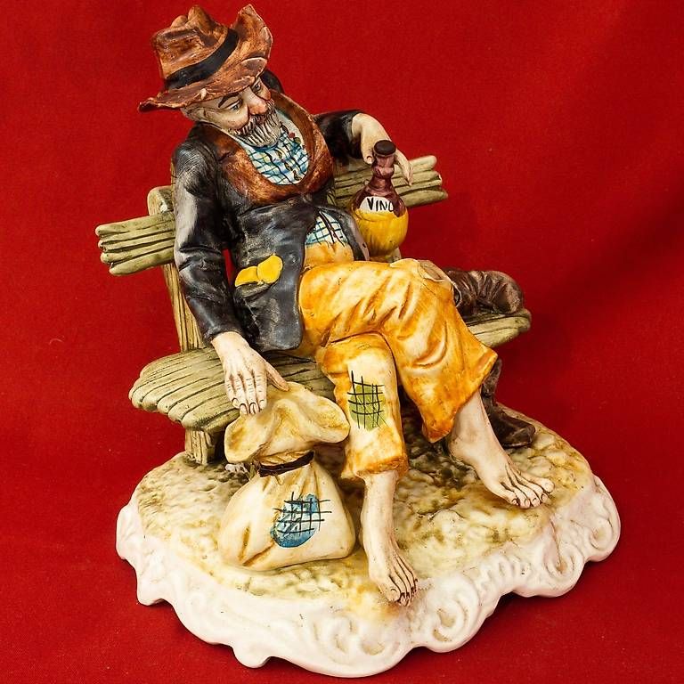 Statuette: Capodimonte Figur Mann mit Wein – Usato da Ascona venduto da ArtRomantica