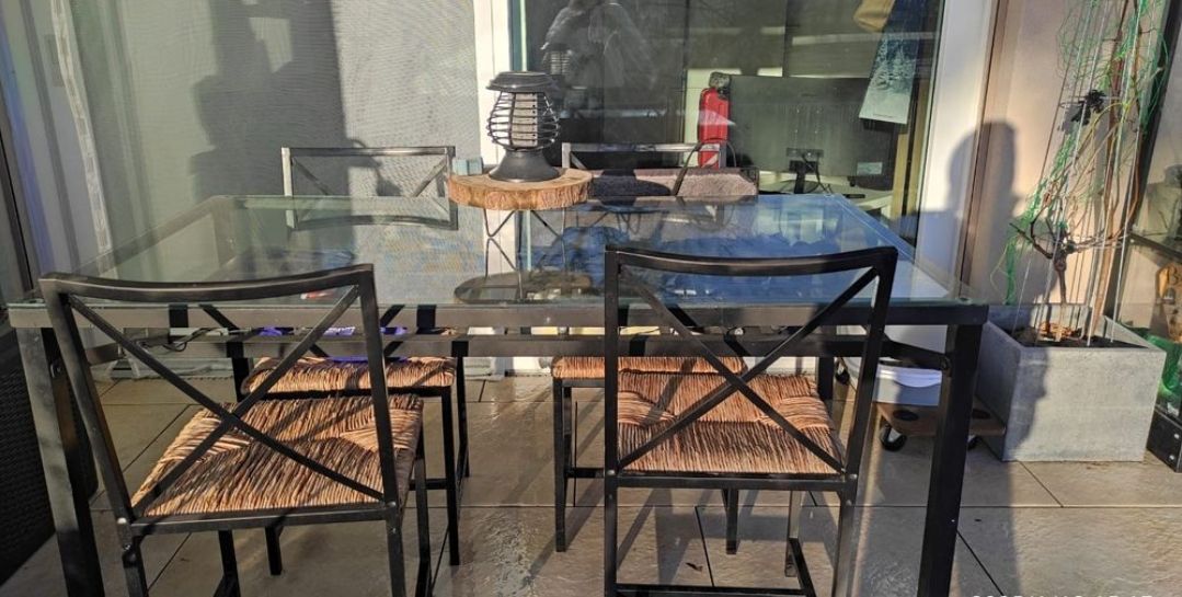 Set di tavolo e panche: Tisch und 4 Stühle  – Usato da Pfäffikon ZH venduto da K-V-M 2