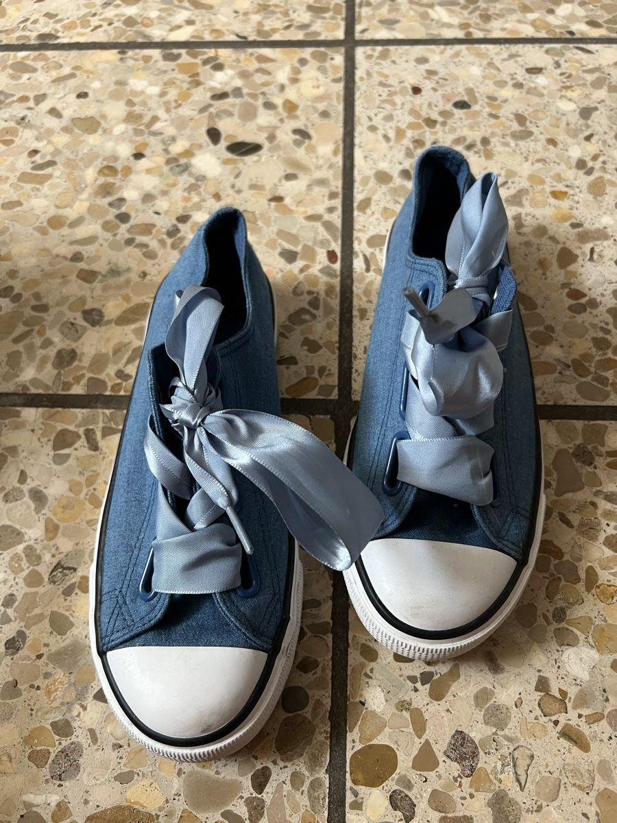 Scarpe da donna: Blaue Stoffschuhe Gr. 37 mit Satinbänder – Usato da Bad Zurzach venduto da Heugumper7 1