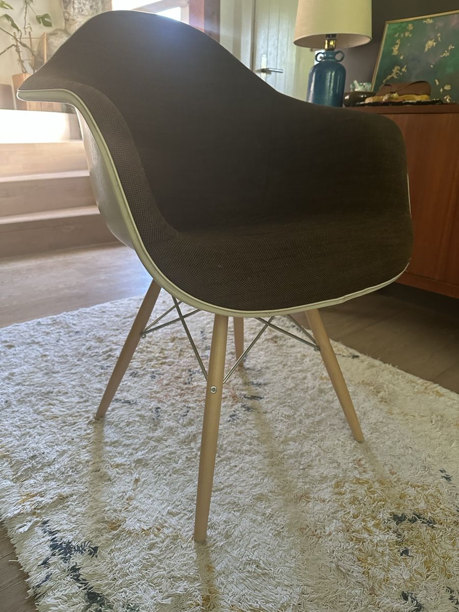 Eames Poltrone: Vitra Eames Armchair in Dark Brown & Cream – Usato da Langnau am Albis venduto da KatG