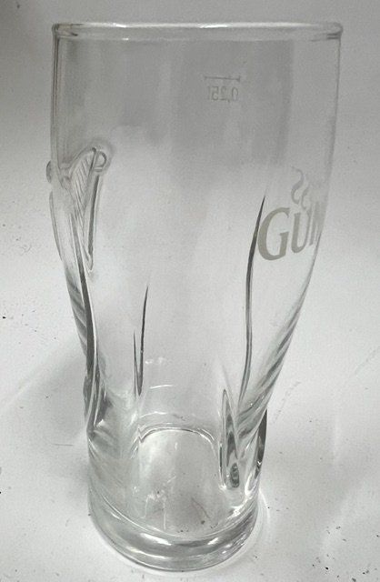 Guinness Bicchieri: 2.5 dl Guinness Bierglas mit Relief – Usato da Zürich venduto da gigimai67 3