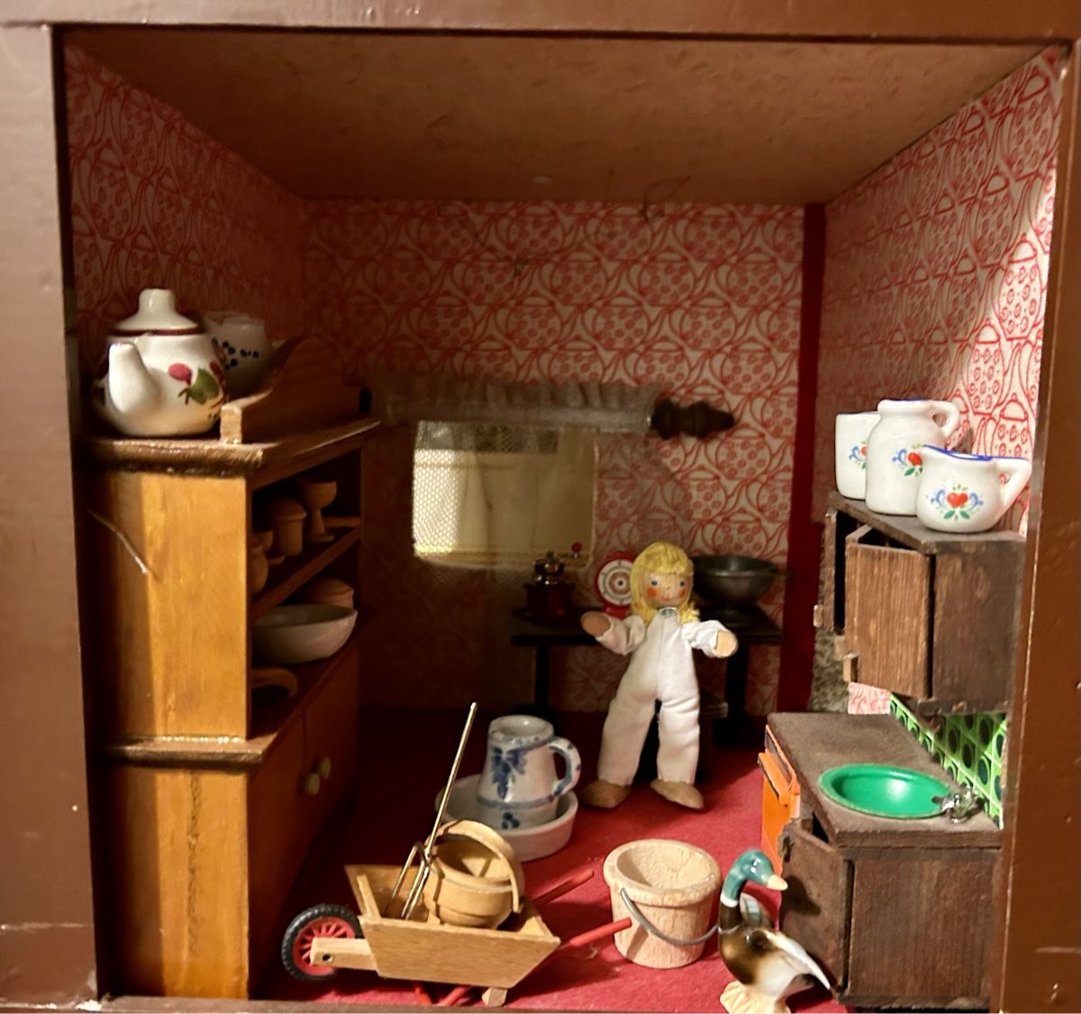 Case e mobili per bambole: Ancienne maison de poupée avec meubles et poupées – Usato da Petit-Lancy venduto da Pierre_le_voyageur 2
