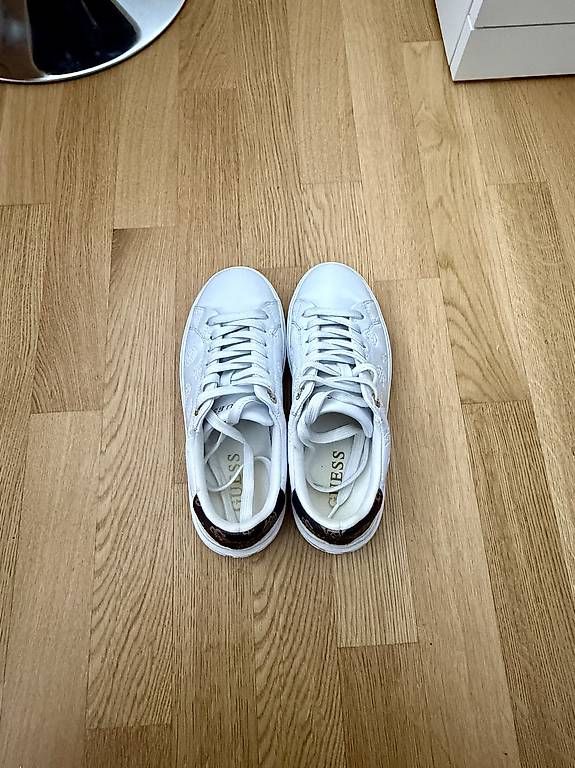 Damenschuhe: Sneaker Guess – Gebraucht aus Spiez von deborahsarahhh 1