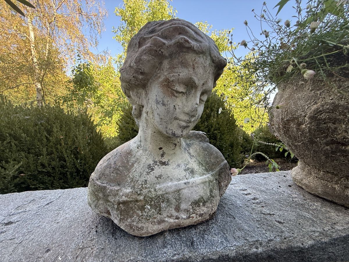 Alle Dekorationen: Damen Büste, Gartendekoration – Gebraucht aus St. Pantaleon von Ymanu 1