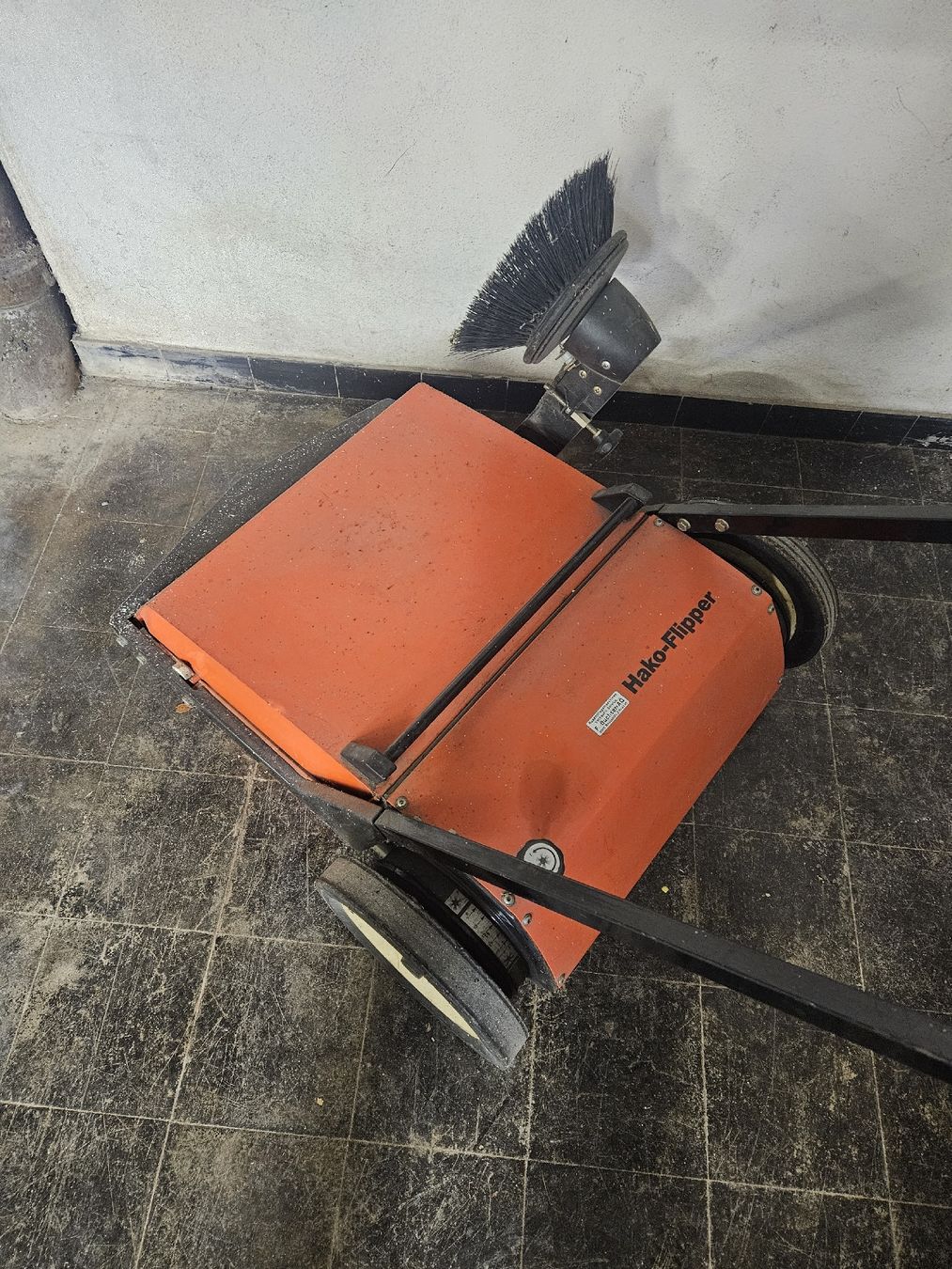 Hako Tutte le macchine: Hako Flipper Kehrsaugmaschine Clean – Usato da Emmenbrücke venduto da TopGato 3