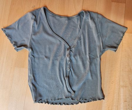 Graues geripptes Crop Top mit Knöpfen Gr. S