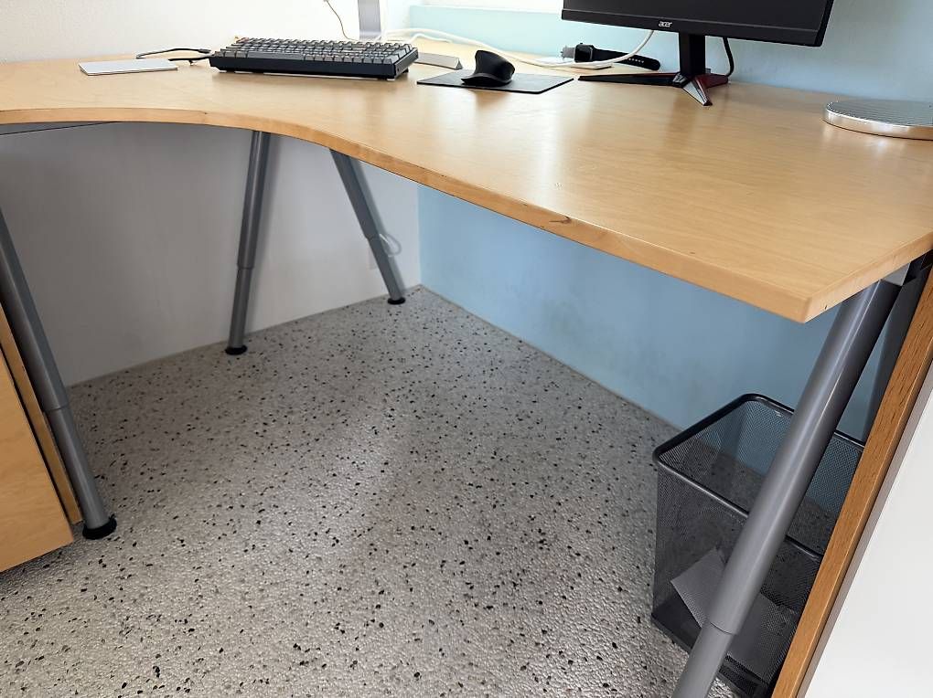 Scrivanie: IKEA Schreibtisch zu verschenken – Usato da Herrenschwanden venduto da pet_7vwf 2