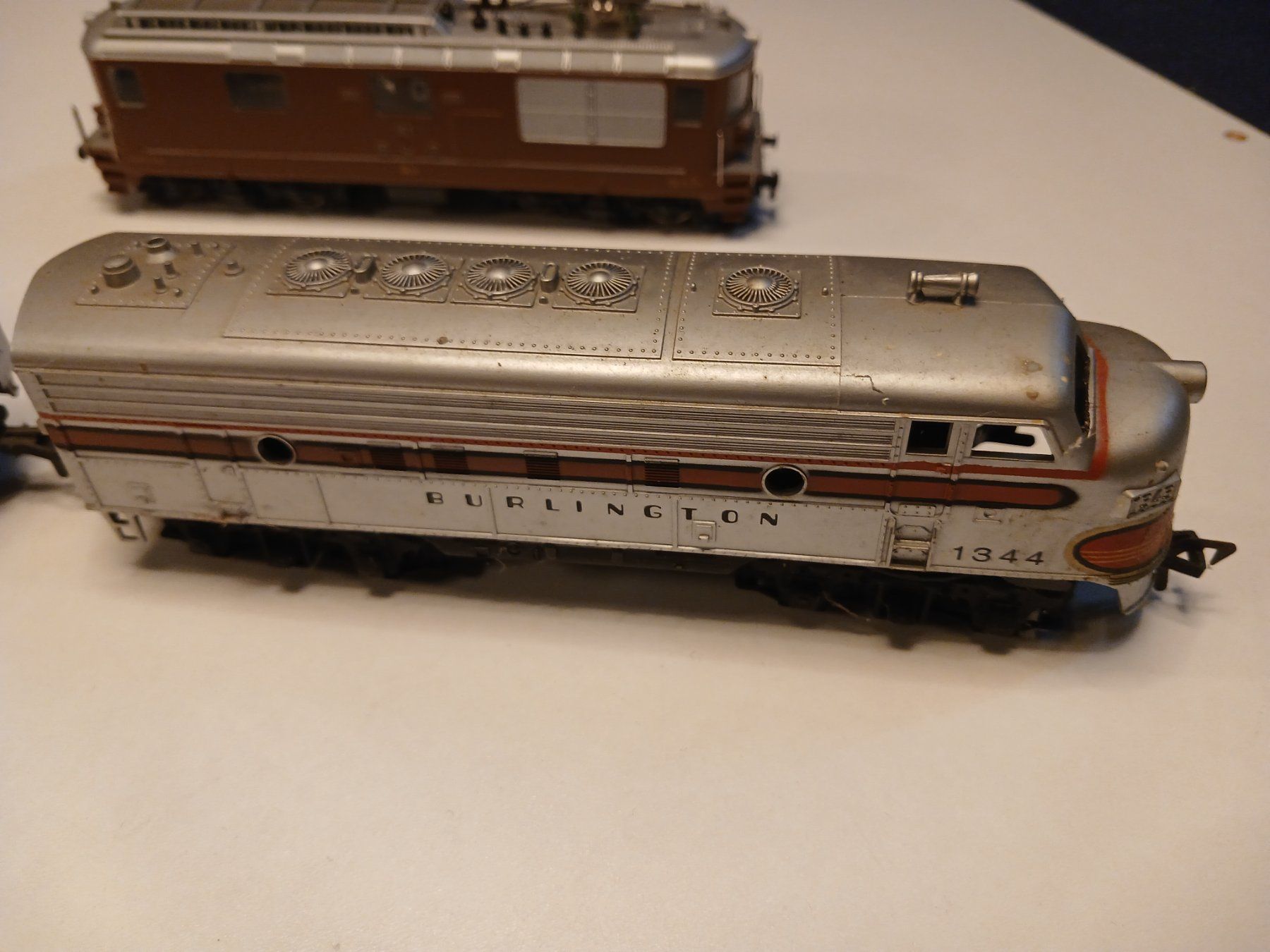 Modellini di ferrovie: 5 H0 Modeleisenbahn Loks – Usato da Rüfenacht BE venduto da zur_2s9l 5