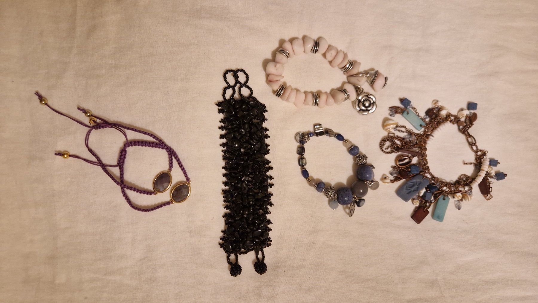 Bracciali & Braccialetti: 5 Armbänder Set Vintage verschiedene Materialien – Usato da Rütihof venduto da Teddy1985
