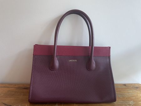 Sac Lacoste porté épaule 