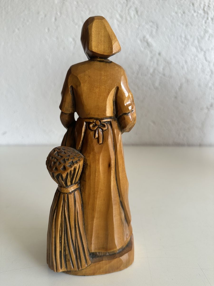 Skulpturen & Statuen: Handgeschnitzte Holzfigur Bäuerin 26 cm – Gebraucht aus Zetzwil von ZB05 2