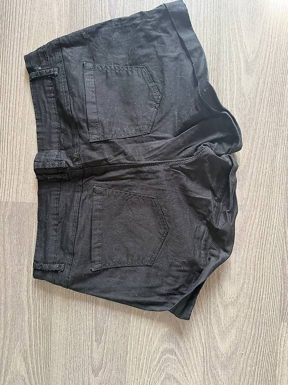 Pantaloni: Short noir à revers – Usato da Plan-les-ouates venduto da Jordane.S 3