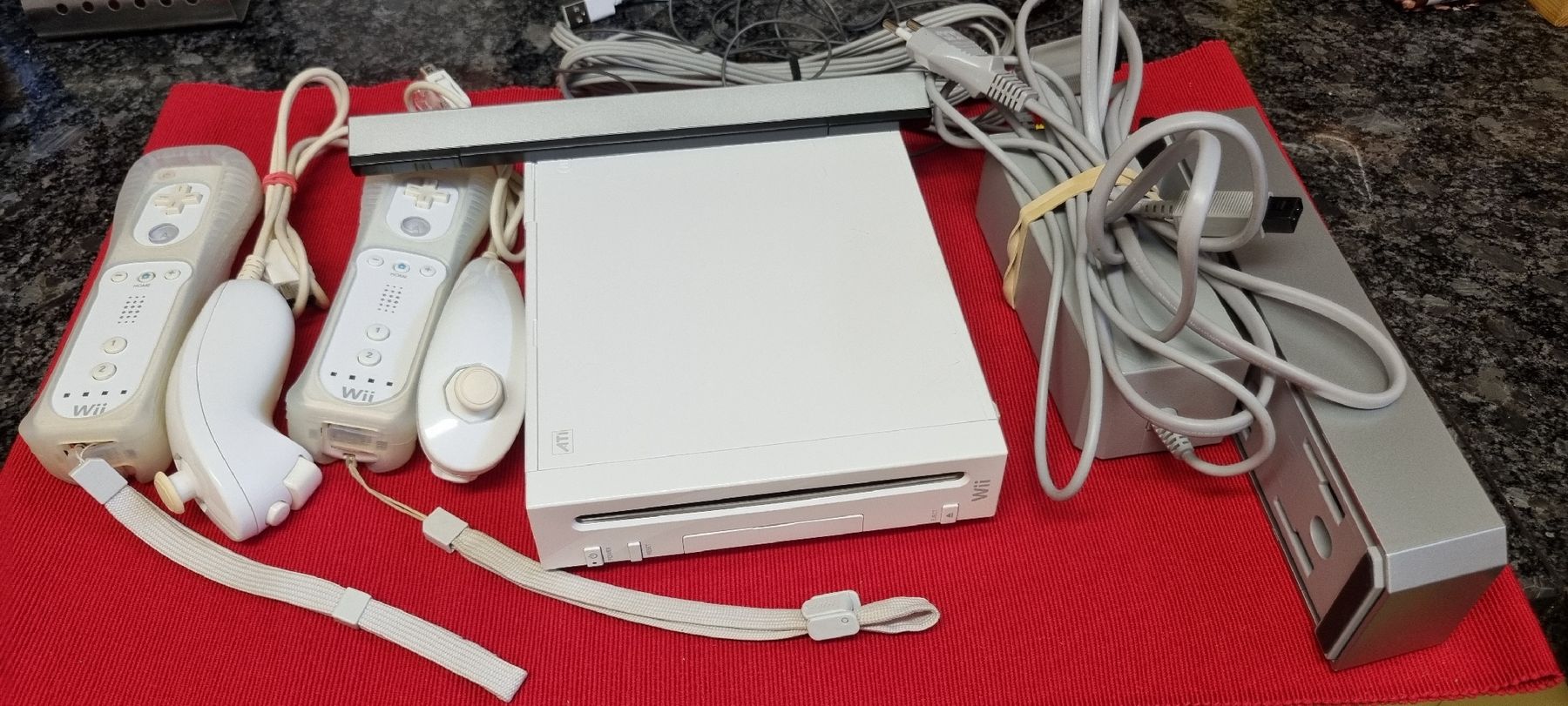 Nintendo Console: Nintendo Wii in good condition- comes with 2 Remotes – Usato da Allschwil venduto da NDSS9483