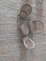 4 Puppenstubenmöbel Rattan Stühle mit Tisch guter Zustand
