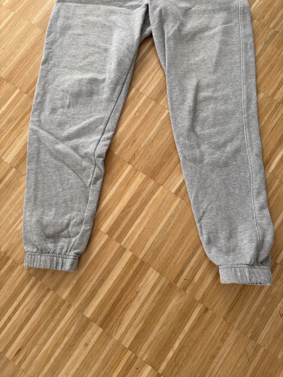 Nike Hosen: Nike grey pants M – Gebraucht aus Zürich von btan0 1