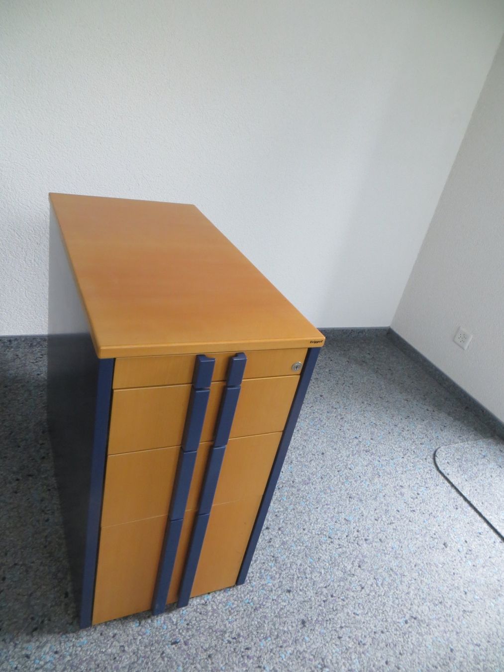 Scrivanie: Schreibtisch mit Schubladenschrank – Usato da Allenwinden venduto da Elbruba 2