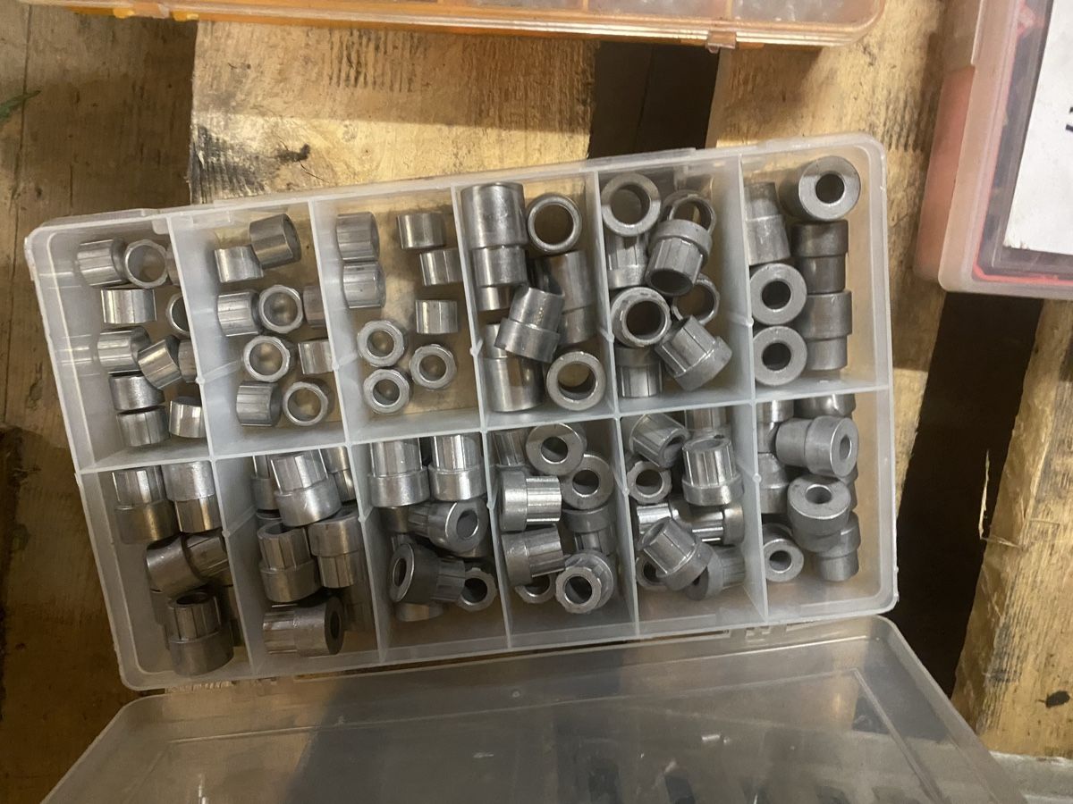 Metall- & Schlosserei Sonstiges: Sortiment Metallhülsen in Sortierbox gebraucht – Gebraucht aus Menzingen von Edelmuni7