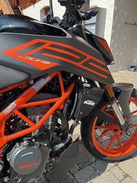 Schöne KTM Duke 125er 5