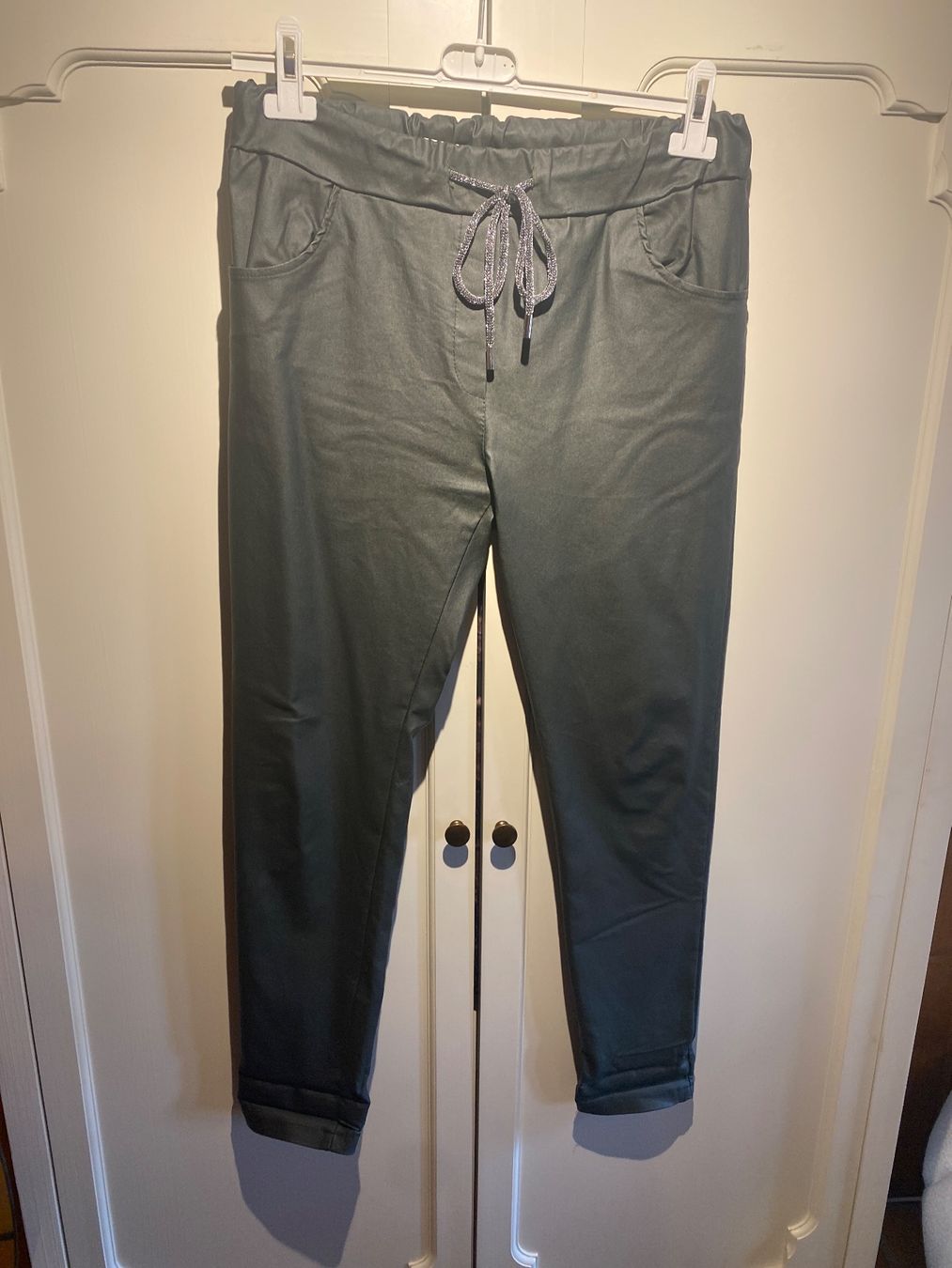 Pantaloni: Damenhose-Olivegrün-Lederoptik – Nuovo e nell'imballaggio originale da Meienried venduto da ManuelaBoutique 3