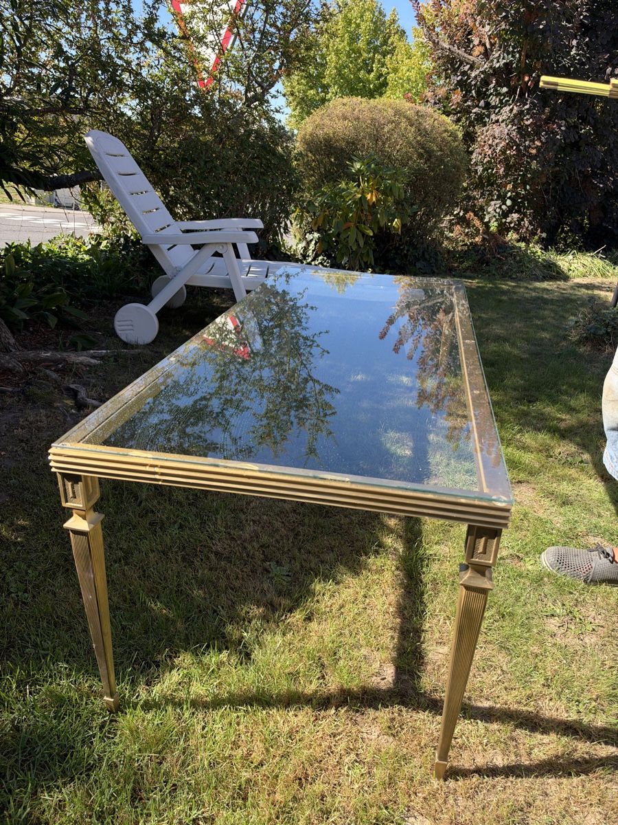 Tische: Couchtisch mit Glasplatte und Messinggestell – Gebraucht aus Marly von lot_s7fx 1