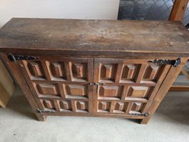 Rustikales Sideboard aus Massivholz mit Gebrauchsspuren