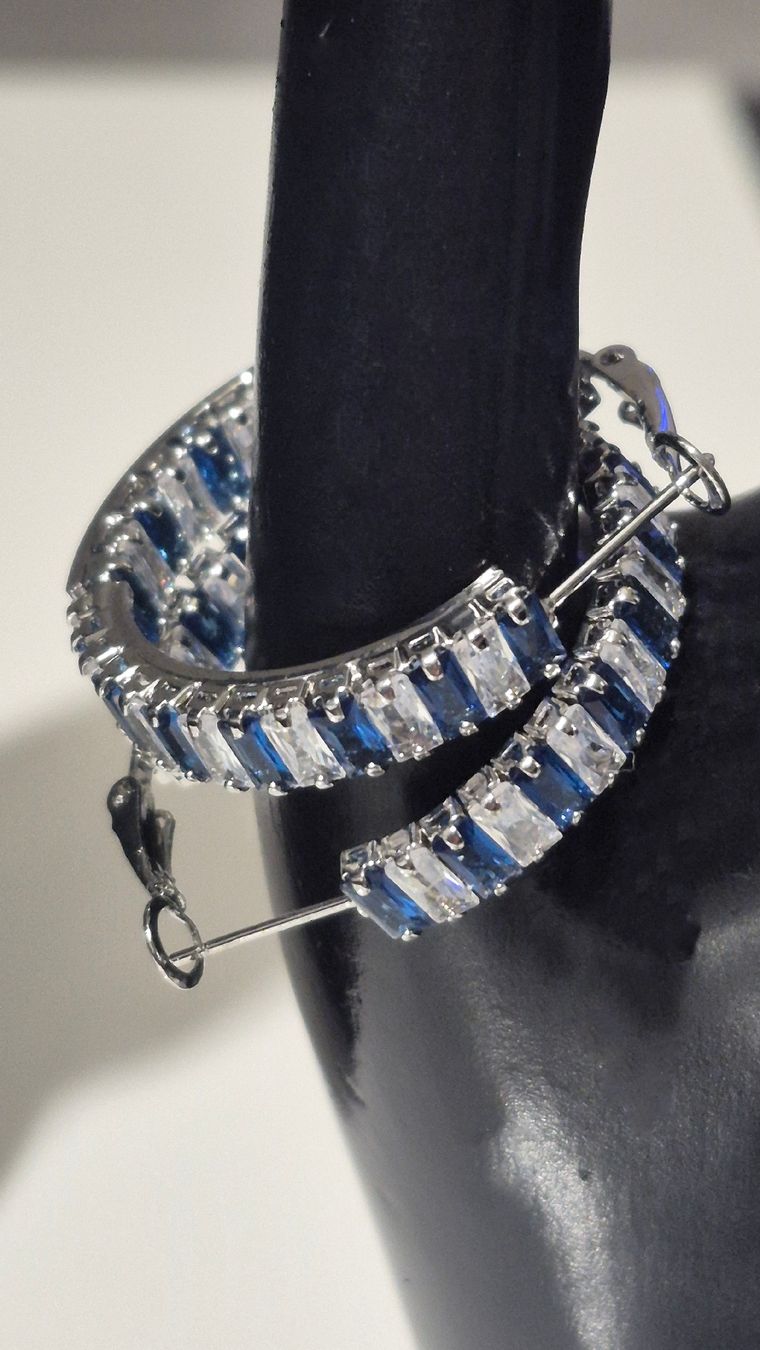 Boucles d'oreille: Orecchini a cerchio con zirconi blu e bianchi argento – Neuf (Voir description) à Giubiasco par Stefaniav 3