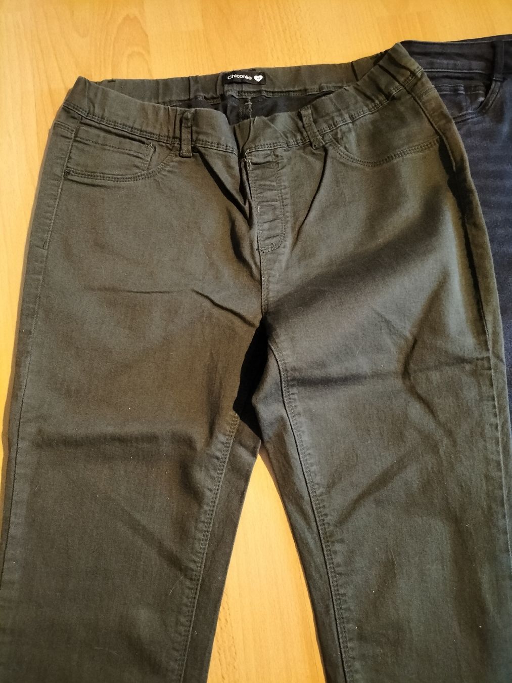 Kleiderpakete & -sets: Hosen und Pullover Set, Khaki/Schwarz, Grösse.    gr 38 S – Gebraucht aus Oberriet SG von elternbabykind 1