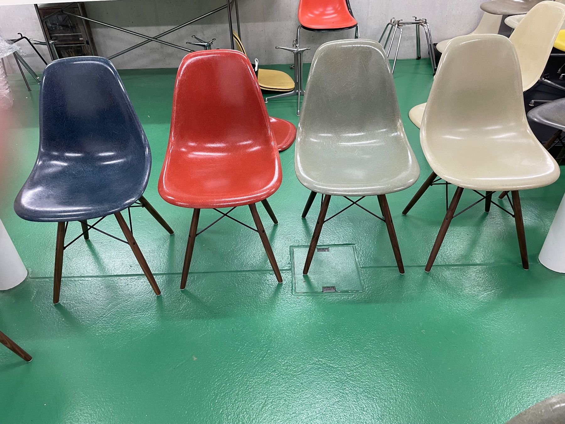 Eames Sedie: Eames Side Chair in Raw Umber – Usato da ipsach venduto da Latigo 7
